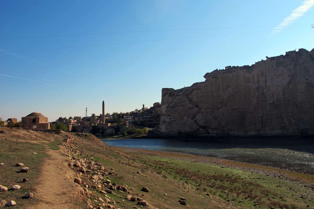 Solda Dicle’nin taşması ile büyük kısmı yıkılan hamam, ortada El-Rızk camii minaresi, Dicle ve sağdaki kale üzerinde görülebilen kayaya oyulmuş merdiven.(Fotoğraf: Bahar Koyuncu)